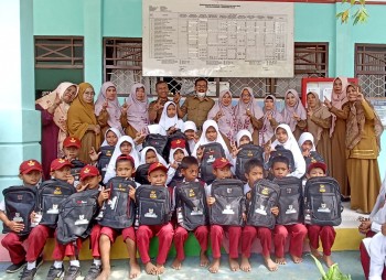 Pembagian Peralatan Sekolah dari BAZNAS SulSel kepada Korban Banjir, diwakili oleh Kepala Sekolah dan Bendahara Sekolah (Senin, 15 Juli 2024)