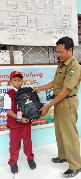 Pembagian Peralatan Sekolah dari BAZNAS SulSel kepada Korban Banjir, diwakili oleh Kepala Sekolah dan Bendahara Sekolah (Senin, 15 Juli 2024)